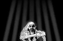 رسم لرجل يجلس على الأرض ويده على جبينه وتظهر خيوط الضوء من خلف قضبان الزنزانة في الخلفية الداكنة 