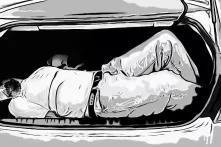 رسم لرجل مكبّل اليدين في الصندوق الخلفي لسيارة