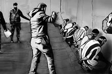 رسم لسجانين يرمون المساه على معتقلين مصعوبي الأعين ومكبلين الأيدي جاثين على ركابهم