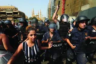 الشرطة تعتدي على المتظاهرين خلال الإحتجاجات على أزمة النفايات في العام 2016 في بيروت